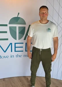 Arkadij Lepeshkin in der Praxis von ETAmed. Er ist zuständig für Sportwissenschaften, Funktionstraining, BTL-Betreuung und Assistenz.