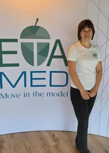 Natalia Zamaeva in der Praxis von ETAmed. Sie arbeitet als Physiotherapeutin und FDM-Therapeutin i.A. und bietet Betreuung auf Deutsch und Russisch an.