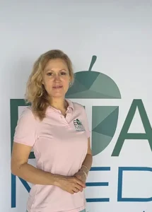 Oksana Atamanenko aus dem Team Administration bei ETAmed in der Praxis. Sie bietet Beratung auf Ukrainisch, Russisch und Deutsch an.