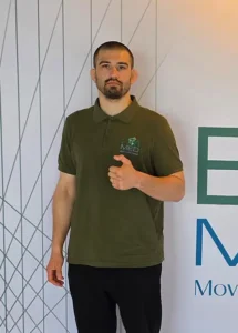 Aliaksei Savitski in der Praxis von ETAmed. Er ist als Physiotherapeut und FDM IC Therapeut tätig.