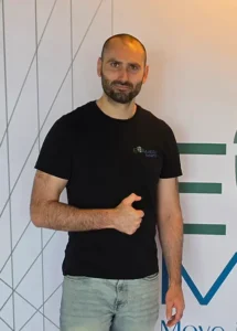 Andrej Burduh in der Praxis von ETAmed. Er unterstützt das Team als Physiotherapeut und FDM Therapeut.