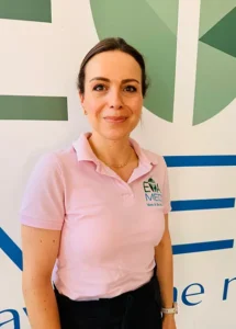 Irina Wunder in der Praxis von ETAmed. Sie arbeitet als Physiotherapeutin und FDM Therapeutin.
